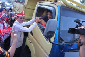 Pemkot Palembang Bagikan Bendera Jelang Hari Kemerdekaan Kepada Masyarakat