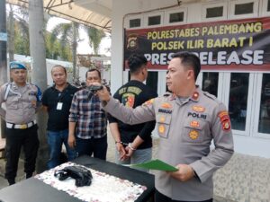 Tipu Mahasiswi Dengan Mengaku Polisi, Arif Tertunduk Saat Ditangkap Polisi