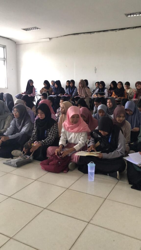 Beredar Foto Mahasiswa Unsri Kuliah Lesehan, Ini Penjelasan Dekan FKIP Unsri