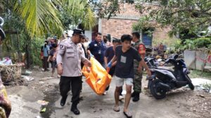 Warga 8 Ilir Digegerkan Penemuan Mayat Dengan Sajam Di Kolam Retensi