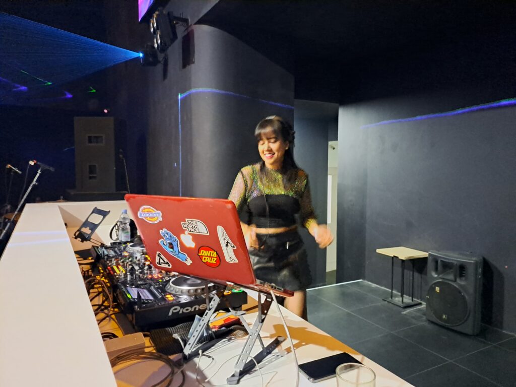 DJ Maharanie Akui Pernah Tergabung Dalam Group Band Wanita