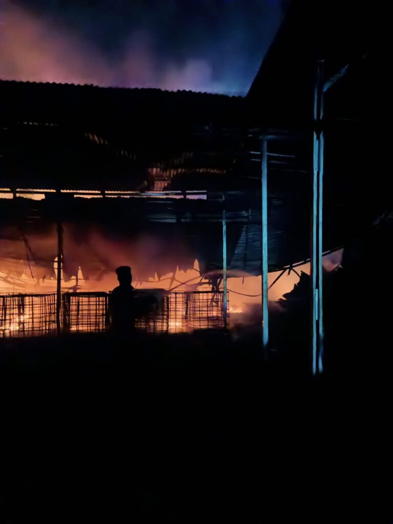 Tim BPBD OI Terus Berusaha Padamkan Kebakaran Gudang BBM Ilegal Di Payakabung