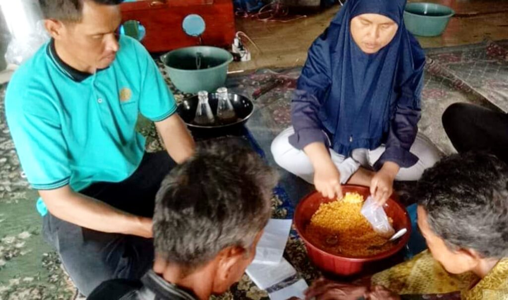 Kelompok Tani Di Ogan Ilir Dibekali Pelatihan Pembuatan Pestisida Ramah Lingkungan