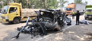 Diduga Ngebut, Mobil Inova Tabrak Dua Dump Truck Hingga Ringsek Parah