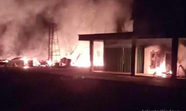 Rumah Pelaku Pembunuh Adik Bupati Muratara Dibakar Warga, Polisi Masih Amankan Situasi TKP