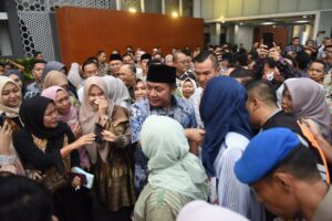 Tangis Haru Pegawai Pemprov  Lepas Gubernur Herman Deru di Hari Terakhir Ngantor 