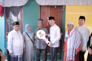 Ratu Dewa Serahkan Program Bedah Rumah Baznas Palembang