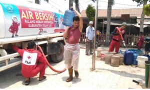 PMI Terus Suplai Air Bersih Terhadap Warga Ogan Ilir Yang Membutukan