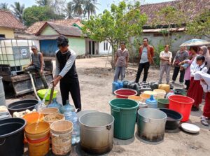 Relawan di tanjung Raja Salurkan Air Bersih Kepada warga