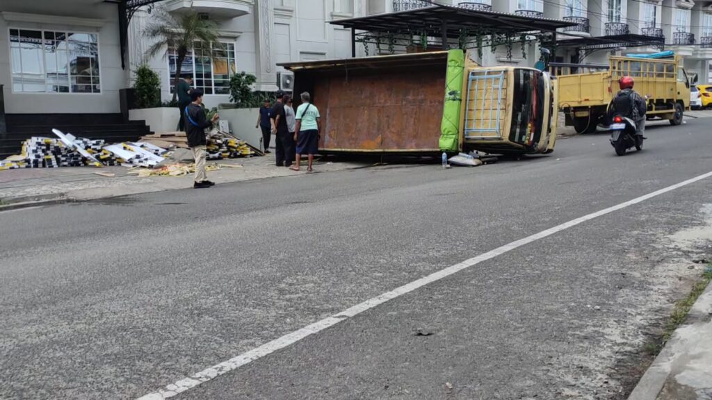 Tutup Drainase Jebol, Truk Pengangkut Interior Hotel Terguling