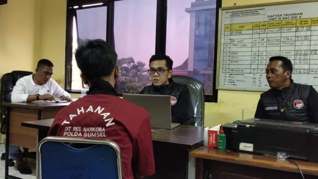Terjunkan 75 Personel Res Narkoba Saat Penggerebekan Kampung Narkoba, Polda Sumsel Amankan Satu Orang Kurir Sabu