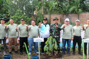 Sambut Hari Jadi Kabupaten, Pj. Bupati Lakukan Kegiatan Bersih Sungai Enim dan Tanam Pohon