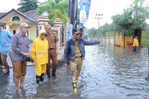 Ratu Dewa Kerahkan Petugas Atasi Genangan Air Usai Turun Hujan