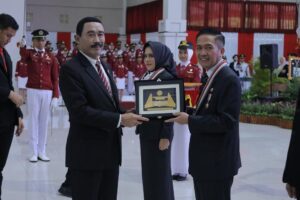 Ratu Dewa Terima Penganugrahan Tanda Kehormatan dan Lencana dari IPDN