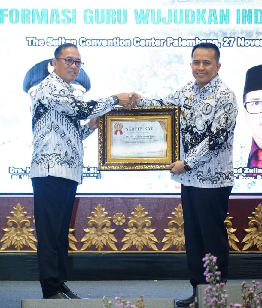 Berkomitmen Kembangkan Profesi Guru, Pj Gubernur Agus Fatoni Terima Penghargaan Dari PGRI Sumsel