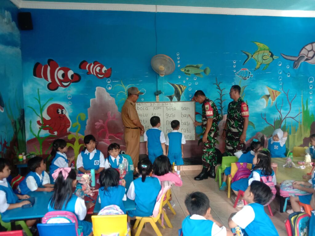 Peduli Pendidikan, Babinsa Koramil Plaju Ajari Siswa Paud Membaca