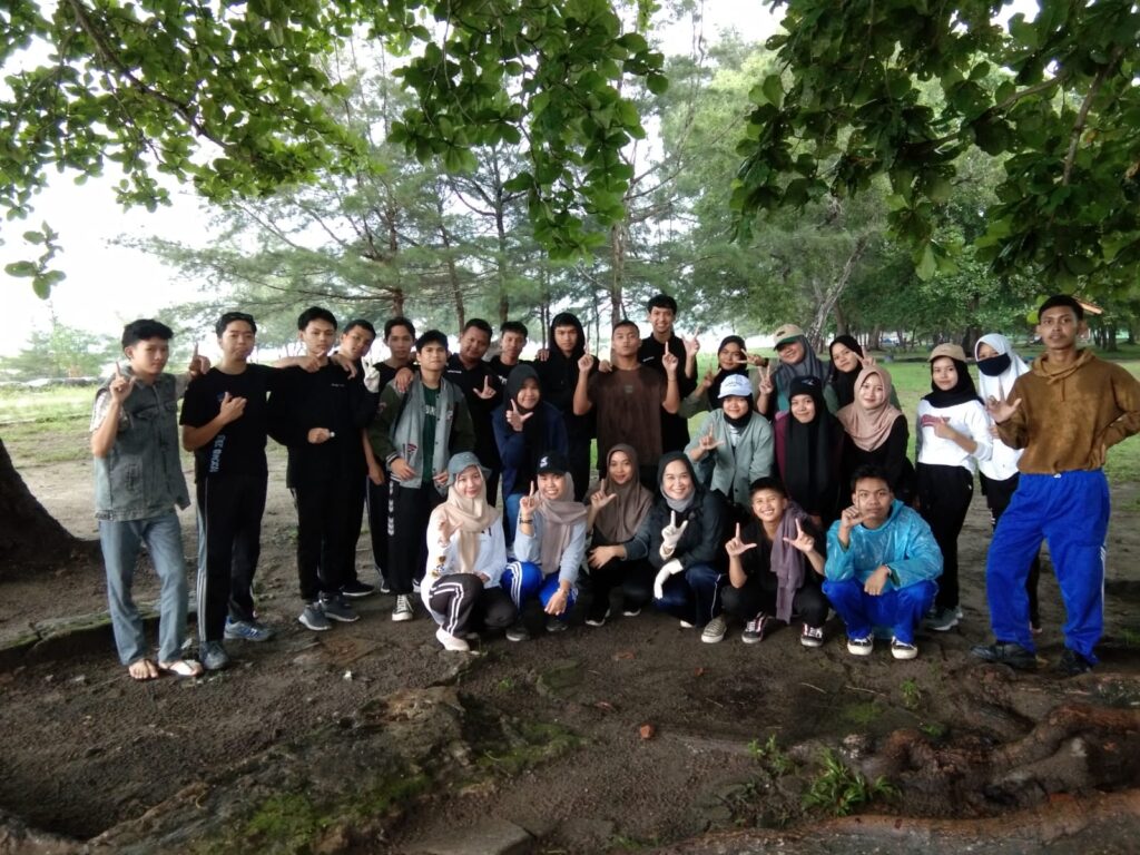 Komunitas Literasi dan Pecinta Lingkungan Hidup Bersihkan Sampah di Area Wisata Pantai Matras