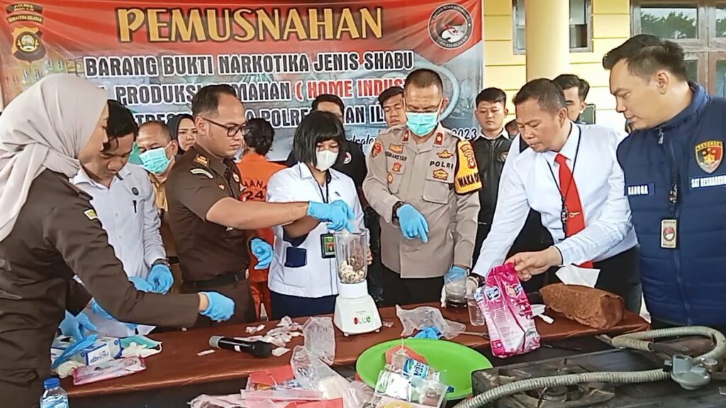 Hasil Penggerebekan Home Industri Sabu Oplosan Di OI, Polisi Tangkap Satu Pelaku dan 228 Gram Sabu dan 350 ml Sabu Cair
