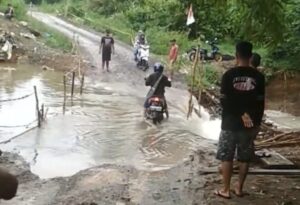 Jalan Penghubung Antar Kabupaten OI Dan OKU Terendam, Warga Takut Akses Terputus