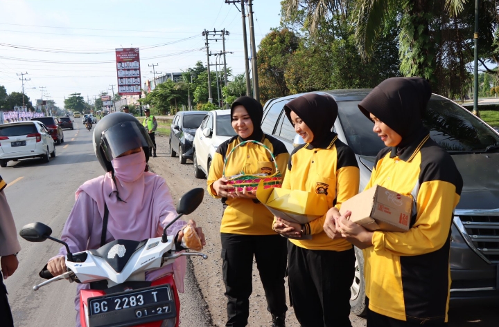 Cara Unik Polwan Polres OI Rayakan Hari Ibu