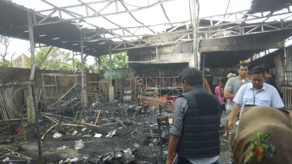 Kebakaran Melahap Gudang Dekorasi Pernikahan di Palembang