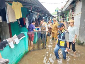 Ratu Dewa Kunjungi Korban Banjir Di Kecamatan Su I