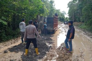Warga Bersama Aparat Gotong Royong Perbaiki Jalan Rusak Di OKI