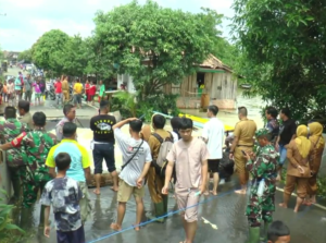 Akibat Banjir Jalan Utama Warga Payuputat Putus