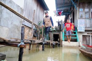Pj Gubernur Agus Fatoni Tinjau Lokasi Banjir di Muara Enim, Salurkan Bantuan untuk Warga Terdampak