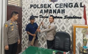 Warga Cengal Serahkan Beberapa Senpira Ke Polisi