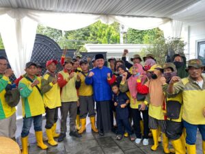 Penyapu Jalan Ramaikan Halal Bihalal di Kediaman Pribadi Gubernur Sumsel 2018-2023 Herman Deru