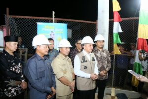 Pj Gubernur Agus Fatoni Resmikan Penyalaan Perdana Listrik PLN di Kecamatan Babat Supat Kabupaten Muba
