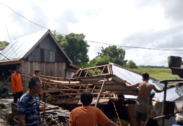 Akibat diterjang Angin Rumah Warga Ogan Ilir Ambruk