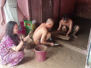 Pasca Banjir, Warga Muratara Mulai Bersihkan Lapisan Lumpur