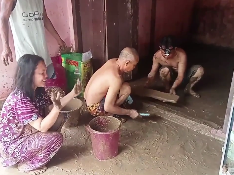 Pasca Banjir, Warga Muratara Mulai Bersihkan Lapisan Lumpur