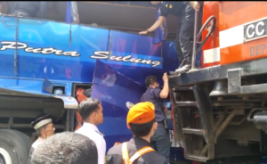 Kereta Api Hantam Bus Putra Sulung, 4 Orang Tewas