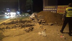 Dihantam Dump Truck, Pos Lakalantas Di Keramasan Palembang Rata Dengan Tanah