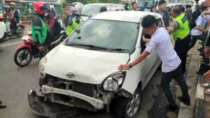 Diduga Mengantuk Pengemudia Agya Tabrak Pengendara Motor, Dua Korban Dilarikan Ke Rumah Sakit
