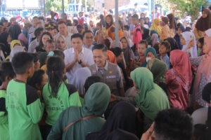 Ratu Dewa Berikan Bantuan Kepada Wali Murid SD-SMP Se Kertapati