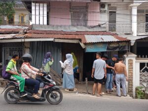Diduga Mengantuk, Pengemudi Kijang Tabrak Warung Pempek