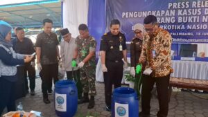 Dua Kurir Narkoba Ditangkap BNNP Sumsel, 13 Kg Barang Bukti Sabu di Musnahkan 