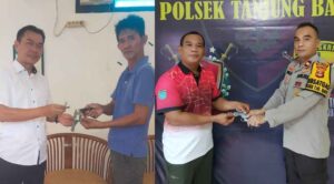 Dua Kades Di OI Serahkan Senpira Ke Polisi