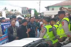 Ratusan Orang Geruduk Kantor Kejari Lubuklinggau
