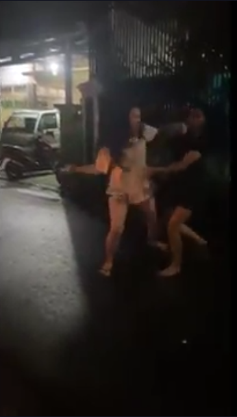 Dua Pemandu Karaoke Duel Rebutan Tamu