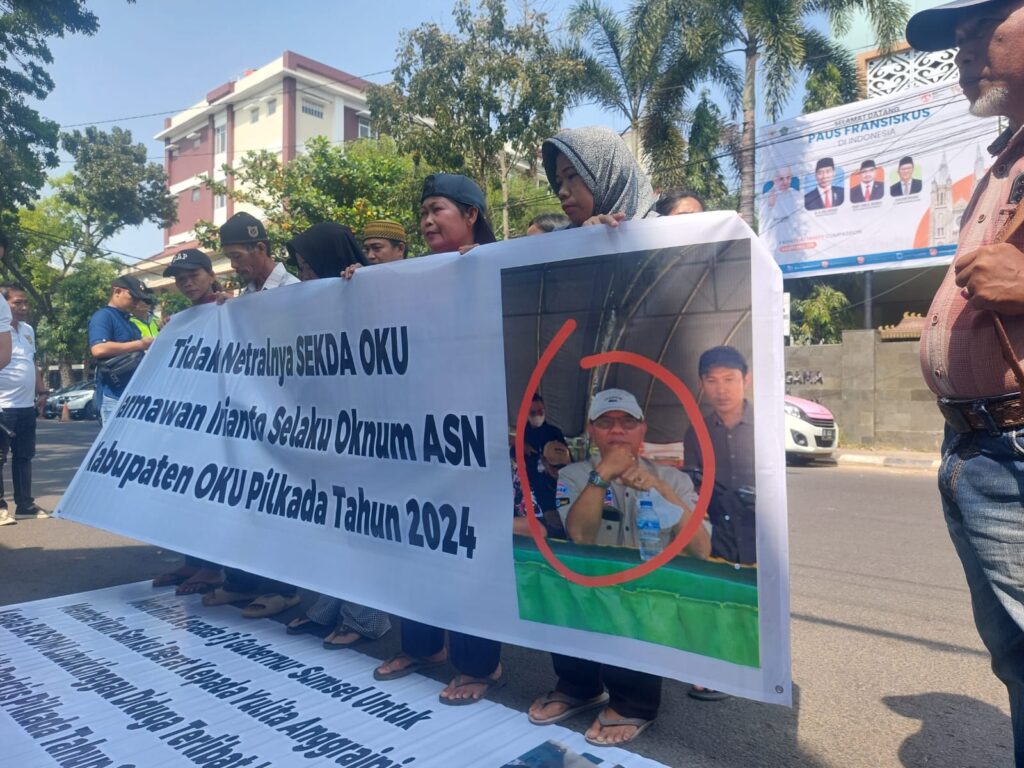 Puluhan Masyarakat Geruduk Kantor Gubernur, Minta Elen Setiadi Segera Copot Sekda OKU, Jika Tidak Pergi Dari Sumsel