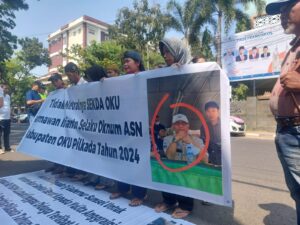 Puluhan Masyarakat Geruduk Kantor Gubernur, Minta Elen Setiadi Segera Copot Sekda OKU, Jika Tidak Pergi Dari Sumsel