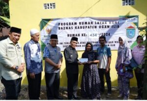 Wabup OI Serahkan Bantuan Bedah Rumah Ke Warga