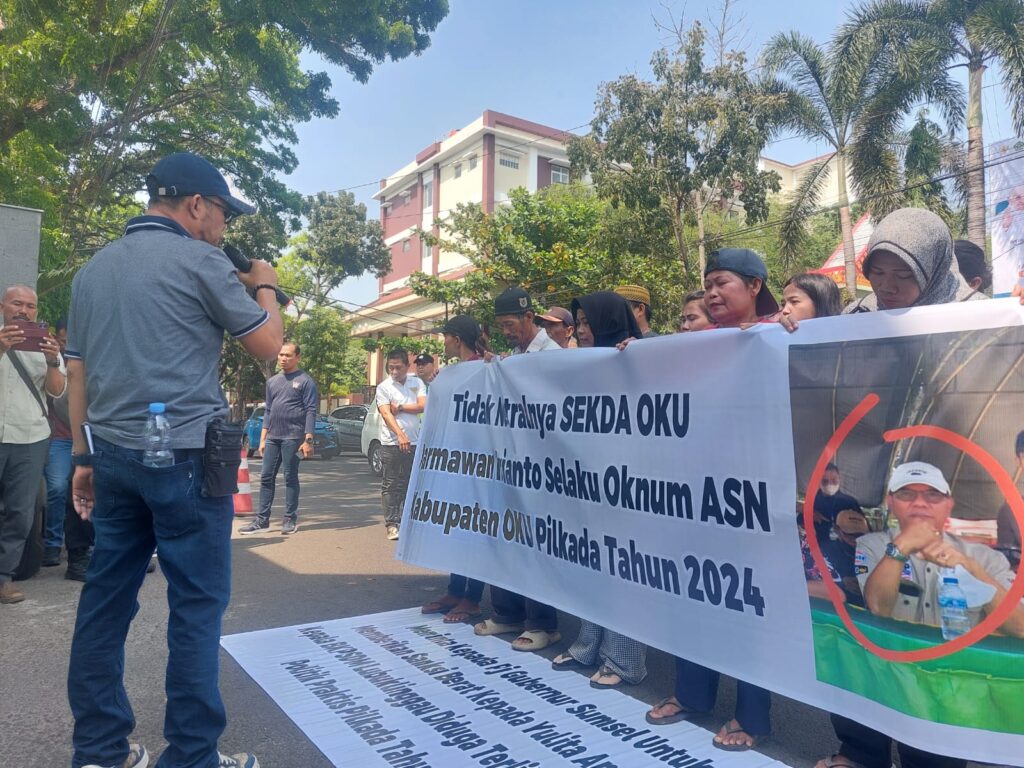 Masyarakat Geruduk Kantor Gubernur Sumsel Minta Elen Setiadi Segera Copot Sekda OKU