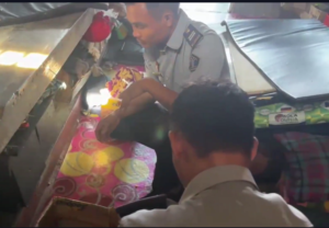 Petugas Razia Barang Milik Penghuni Lapas Kayu Agung