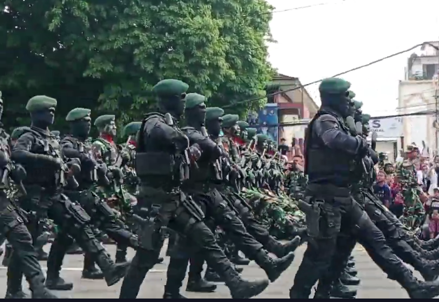 Parade HUT TNI Ke 79 Di Sambut Antusias Warga